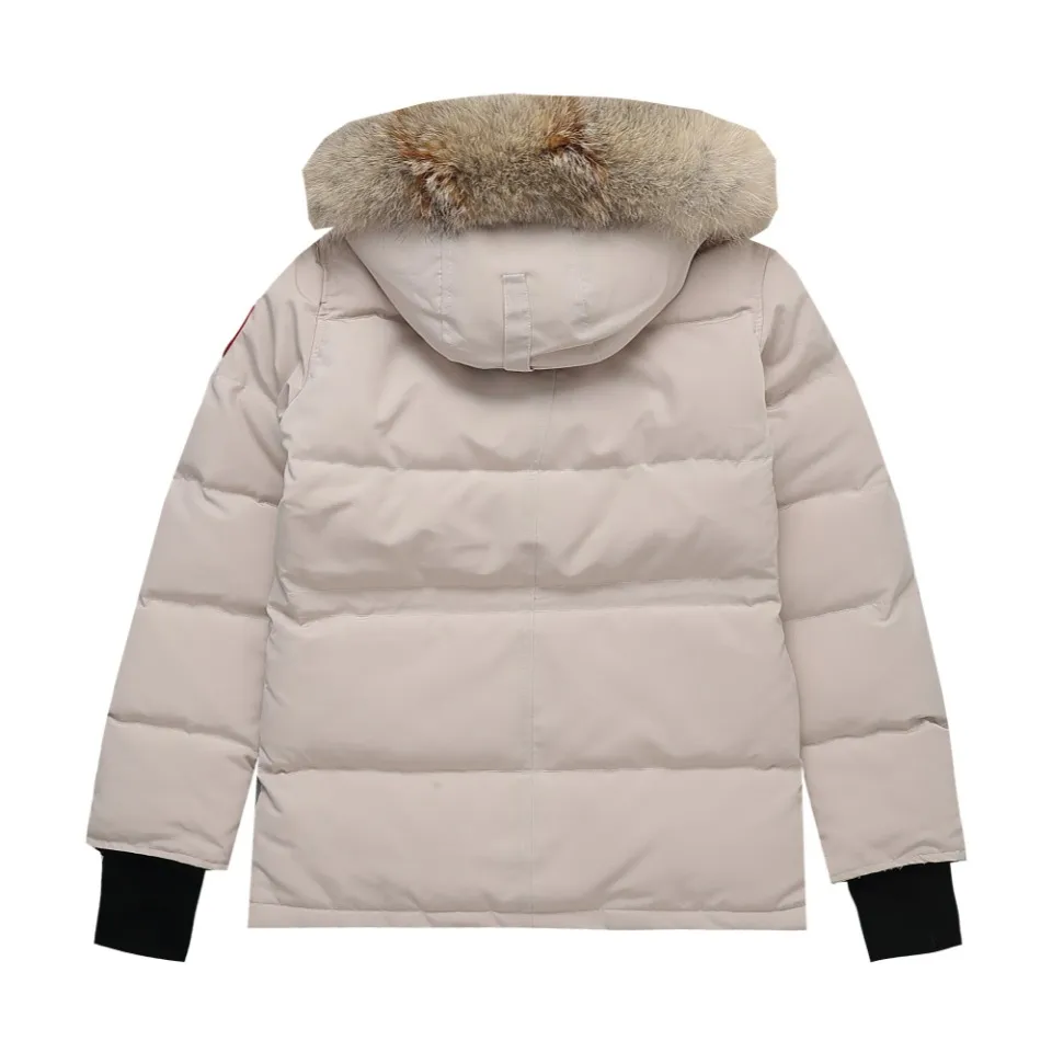 P840 Canada Goose Canada Goose #Expedition04 Parker, a treasure of Canadian origin! Limited supply worldwide! Canada Goose Model 04 is a top-notch couple model. The polar cold-proof outdoor series fur collar detachable hooded parka down jacket is the first Goose in 2024. I hope my partners will like it. Peak quality. I hope everyone can identify it together! The most popular cool items of the Big Goose family in 2024 are online. The same popular product of Yi Yang Qianxi is said to be a joint limited edition Big Goose that cannot be bought in autumn and winter. If you dislike the sameness of the Big Goose in the past, then this model will definitely give you a different experience! This year's most powerful couple's collection for autumn and winter is online, a top-notch luxurious ready-to-wear style, paired with an outdoor warm down jacket with great style and charm! The most standard and classic items of the Daye family in the past two years are equipped with unique reflective stripes for embellishment, which further shows the high-end fashion performance effect. With the embellishment of hardware buckles, it has excellent performance effect. The upper body is clean, simple and elegant, even for urban leisure. It is suitable for various occasions. Designed with large pockets, this model has a large capacity and is equipped with reflective stripes, making it safer at night. It is suitable for various adventure activities. It is made of windproof and waterproof technical materials. The interior is filled with full white duck down, which is absolutely cold-proof and warm. It also has a stand-up collar design and fine fluff at the collar, with meticulous attention to detail! The charm of this model is also more spiritual, and the upper body has more temperament and specifications. It perfectly shows the ultra-high standard of fashionable performance of this model, integrating outdoor and life, and you can even create high-street wear! The most pinnacle limited-edition goose that we have presented so far, both in terms of design and detailed materials, it is completely outstanding. The grand and evergreen version design is matched with cool reflective elements. The overall appearance can be said to be quite high, and it has that kind of powerful outdoor performance! It combines high-end casual attributes with high-street style. It is high-grade, domineering, warm, and beautiful. The visibility of the upper body is quite strong, and the configuration of the owl element is highly brand-recognizable. The overall brand performance and visual effects are fully enhanced, and it also has the high-end sense of fashion and fashionable performance. It is a must-buy product because this is the most awesome down brand on the earth and one of Canada's three national treasure brands. It is also a very sentimental down luxury brand. In the field of polar cold-proof clothing, goose has made an irreplaceable contribution.. SIZE: XS S M L XL XXL Color: black, off-white, red, navy blue, gray